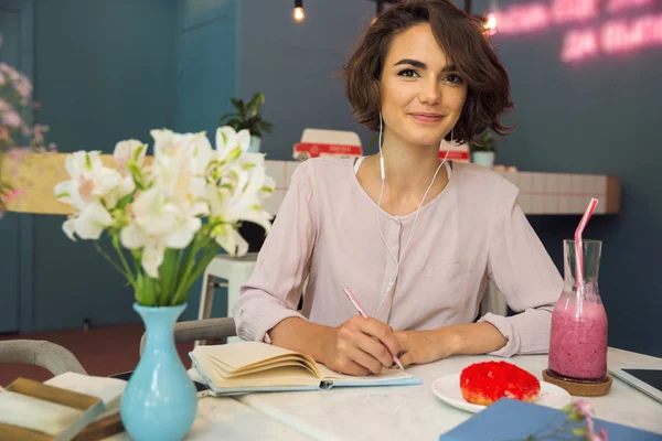 Eğitim tutan kulaklık mutlu genç kız