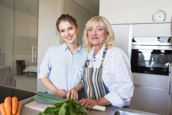 Abuela y nieta haciendo comida saludable juntas — Foto de Stock