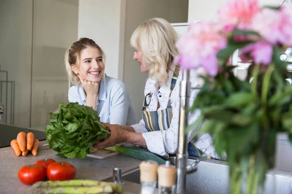 Feliz abuela y su nieta cocinando juntas — Foto de Stock