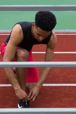 Afrikalı atlet adam dantel koşu parkuru açık havada üzerinde bağlama