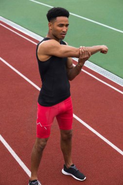 Afrikalı atlet adam olun germe egzersizleri konsantre