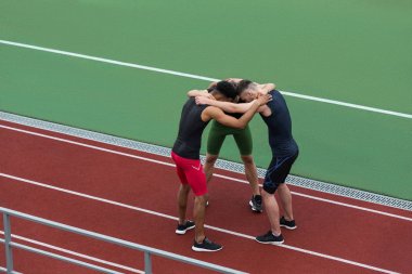 Yakışıklı çok ırklı atlet takım ayakta koşu parkuru