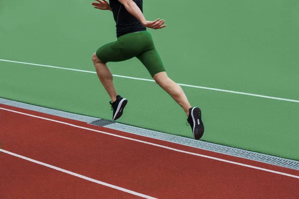 Image recadrée de jeune athlète caucasien homme courir — Photo