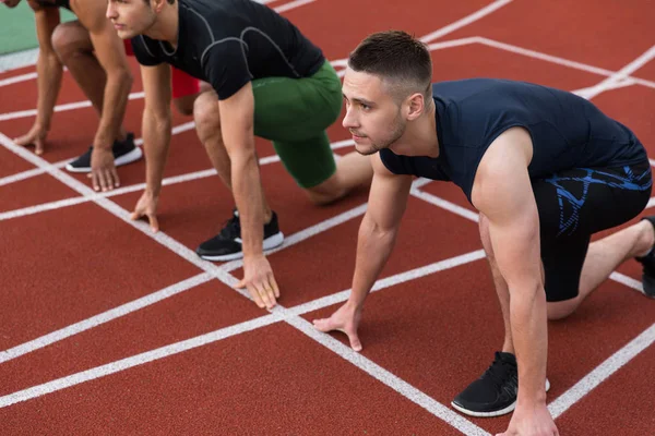 Multi-etnisch atleet groep klaar om te draaien — Stockfoto