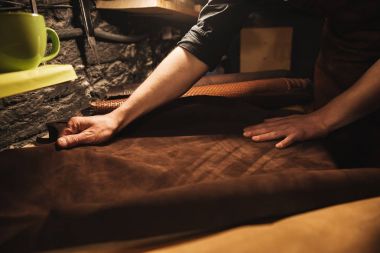 Kunduracı ayakkabı Atölyesi'nde genç adam.