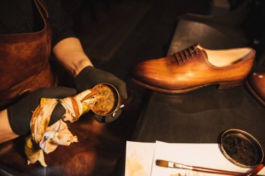 Konsantre delikanlı kunduracı, görüntü kırpılmış