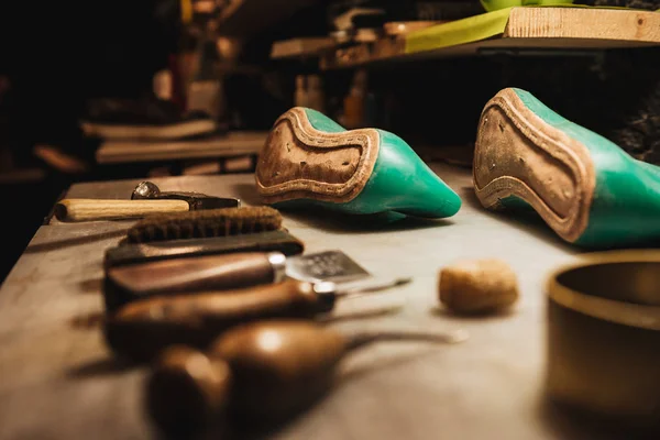 Shoes and instruments on table at footwear workshop. — Stock Photo, Image