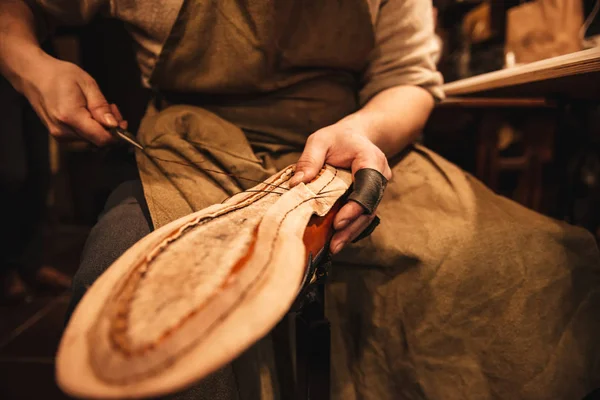 Cropped photo of young man shoemaker — Stock Photo, Image