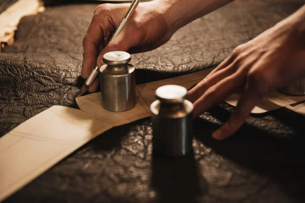 Young man shoemaker at footwear workshop. — Stock Photo, Image