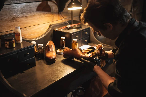 Concentrated man shoemaker at footwear workshop. — Stock Photo, Image