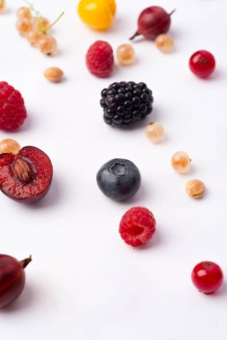 Beyaz arka plan masaya izole çilek karışımı.