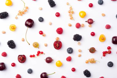 Beyaz arka plan üzerinde izole çilek.