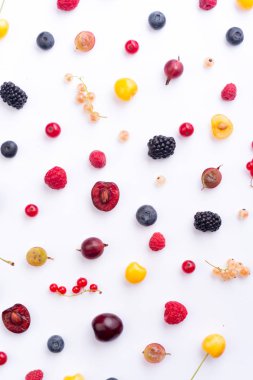 Beyaz arka plan masaya izole çilek.