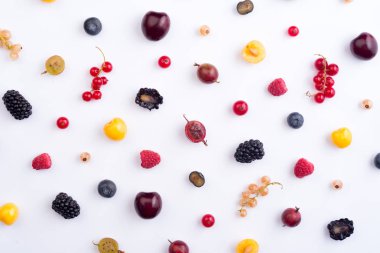 Beyaz arka plan masaya izole çilek karışımı.