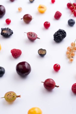 Beyaz arka plan masaya izole çilek karışımı.