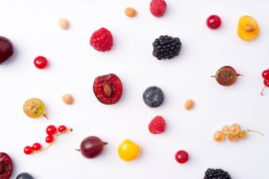 Beyaz arka plan masaya izole çilek karışımı.