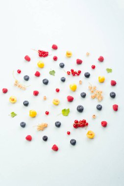 Beyaz arka plan masaya izole çilek karışımı.