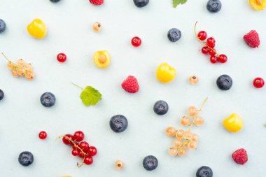 Beyaz arka plan masaya izole çilek.