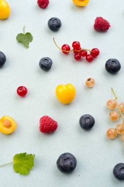 Beyaz arka plan masaya izole çilek.