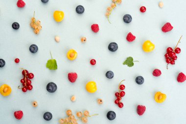 Beyaz arka plan masaya izole çilek.