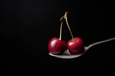 Siyah arka plan üzerinde izole kırmızı kiraz.