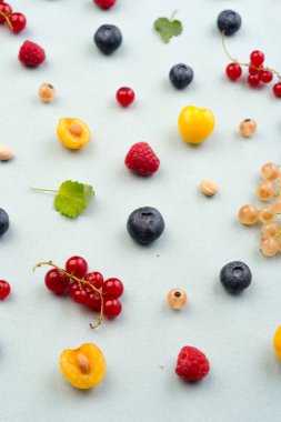 Beyaz arka plan masaya izole çilek.