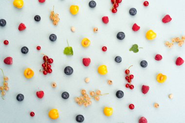 Beyaz arka plan masaya izole çilek.