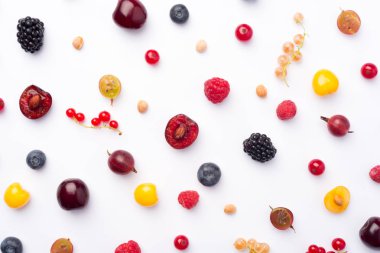 Beyaz arka plan üzerinde izole çilek.