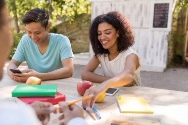 Mutlu genç çok ırklı grup arkadaşları öğrencinin söz