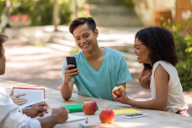 Neşeli genç çok ırklı grup telefonuyla konuşan arkadaşlar öğrenci