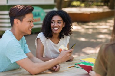 Neşeli genç çok ırklı grup telefonuyla konuşan arkadaşlar öğrenci