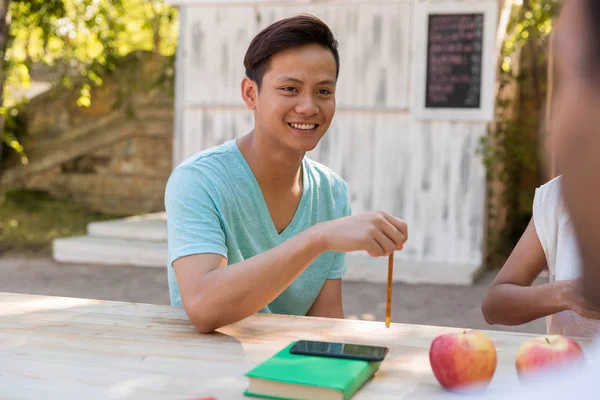 Lachende jonge multi-etnische groep vrienden studenten praten — Stockfoto