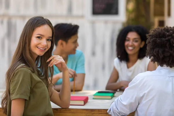 Heureux jeune groupe multiethnique d'amis étudiants parlant — Photo