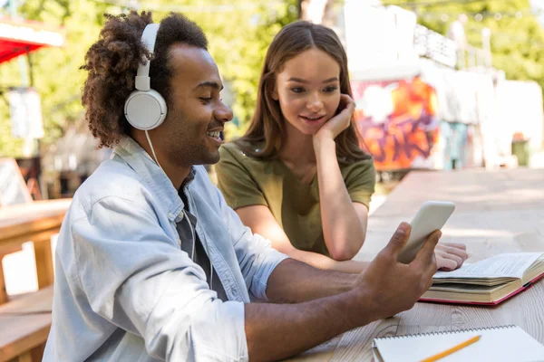 Mutlu genç çok ırklı arkadaşlar öğrenciler birbirleriyle konuşmak