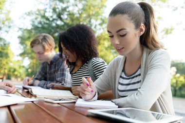 Ciddi genç insanlar arkadaşlar çok ırklı grup