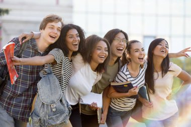 Çok ırklı grup açık havada duran genç mutlu öğrenci