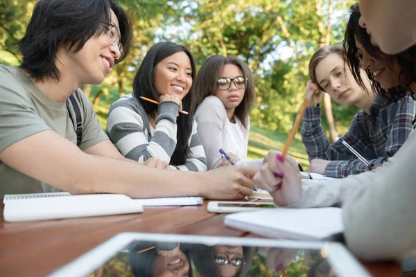 Groupe multiethnique de jeunes étudiants heureux — Photo