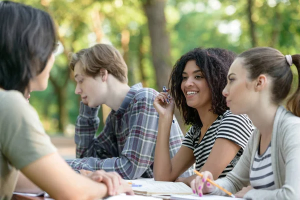 Multiethnische Gruppe glücklicher junger Studenten — Stockfoto