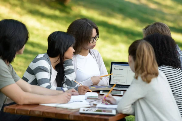 Geconcentreerde groep van jonge studenten — Stockfoto