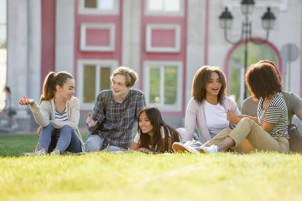 Multiethnische Gruppe junger konzentrierter Studenten — Stockfoto