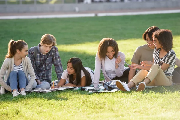 Gruppo multietnico di giovani studenti concentrati — Foto Stock