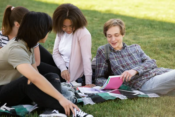 Açık havada çok ırklı öğrencileri neşeli grup.