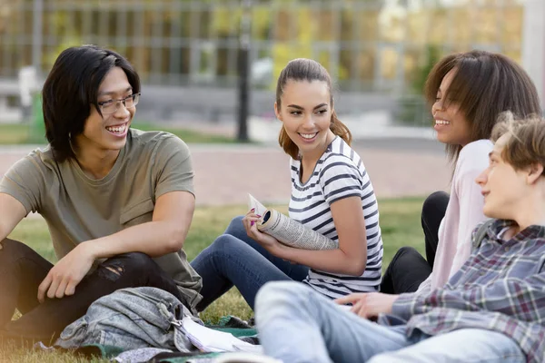 Fröhliche Gruppe multiethnischer Studenten, die im Freien lernen. — Stockfoto
