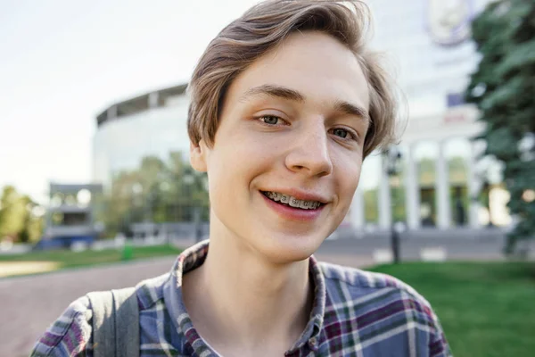 Χαρούμενα φοιτητής Καυκάσιος άτομο που στέκεται σε εξωτερικούς χώρους — Φωτογραφία Αρχείου