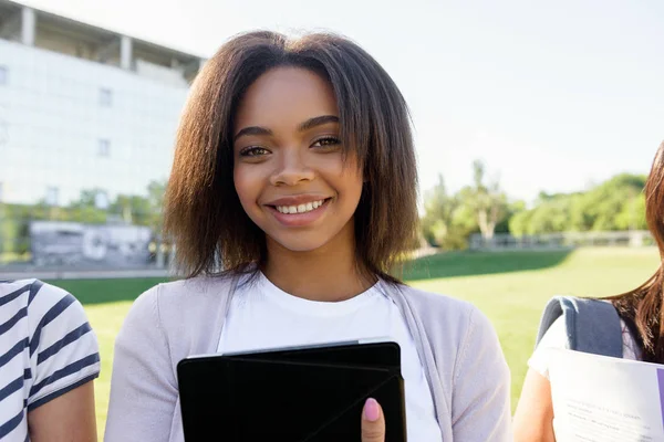 Sonriente estudiante africana mujer de pie al aire libre — Foto de Stock