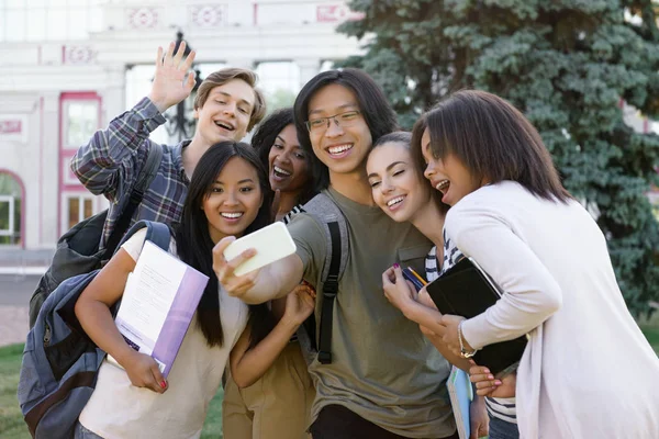 Багатоетнічна група молодих щасливих студентів роблять селфі на відкритому повітрі — стокове фото