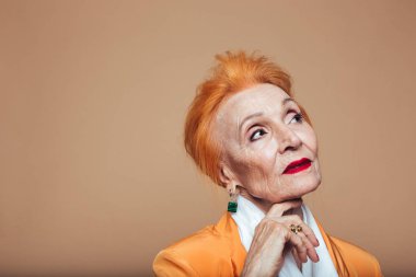 Muhteşem olgun redhead moda kadın