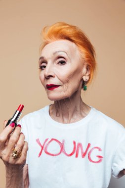 Kırmızı ruj tutan olgun Kızıl saçlı moda kadın