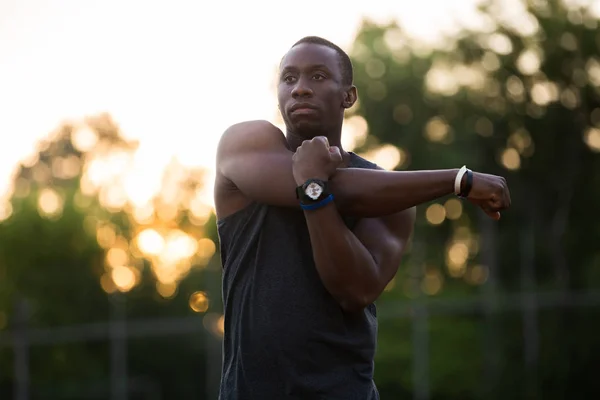 Berkonsentrasi afro american olahragawan membentang tangan — Stok Foto