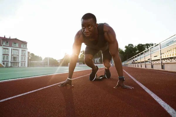 Přizpůsobit jistý africký sportovec stojí v počáteční pozice — Stock fotografie
